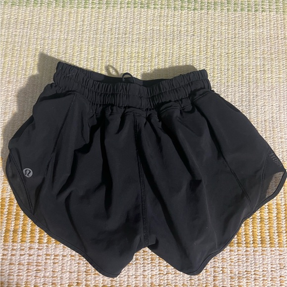 Low rise 2.5 inseam Hotty Hots Lululemon 🌟 - Picture 2 of 3